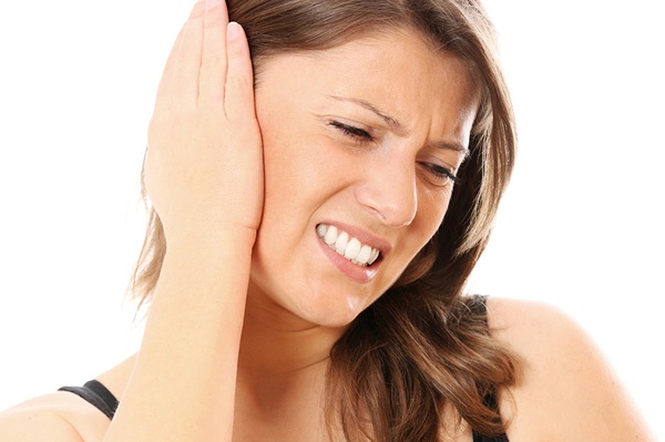 Почему летом часто болят уши?